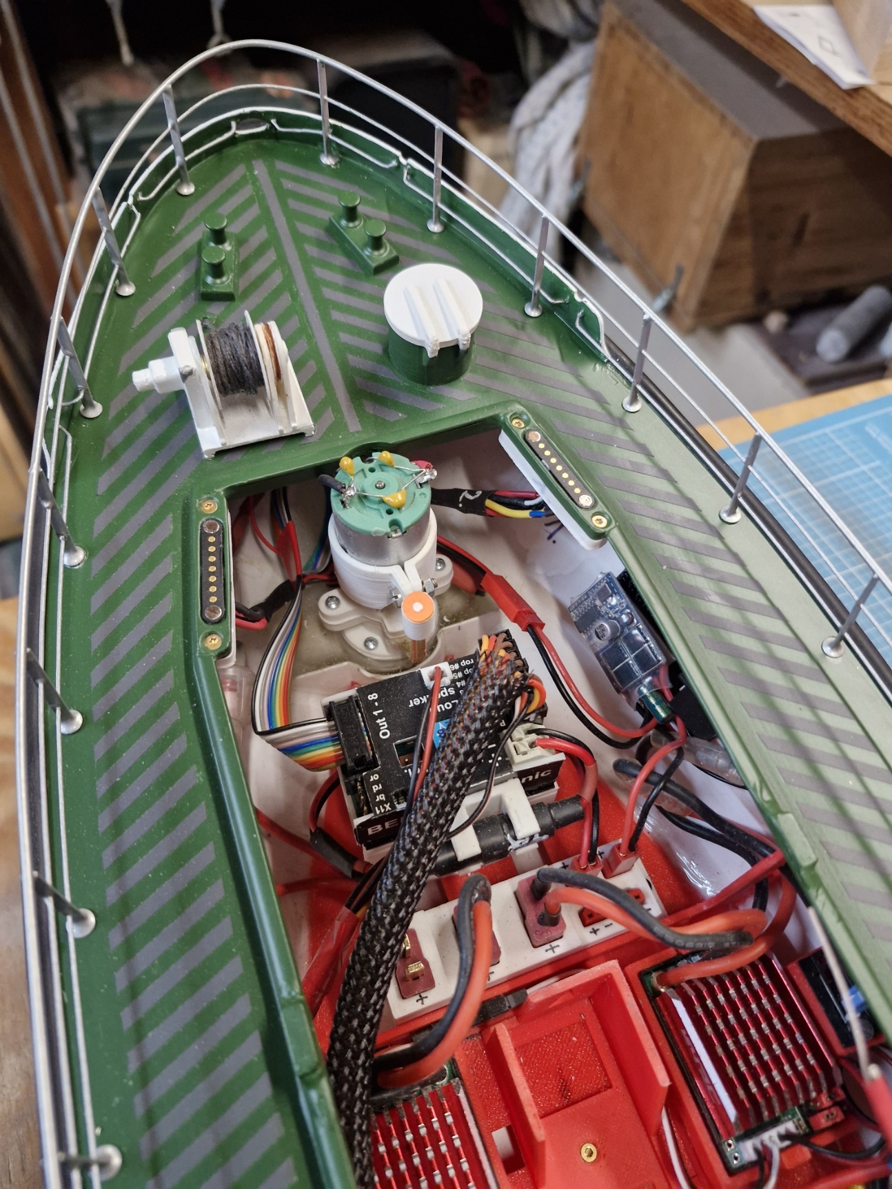 Die Reling montiert mit Schürtze