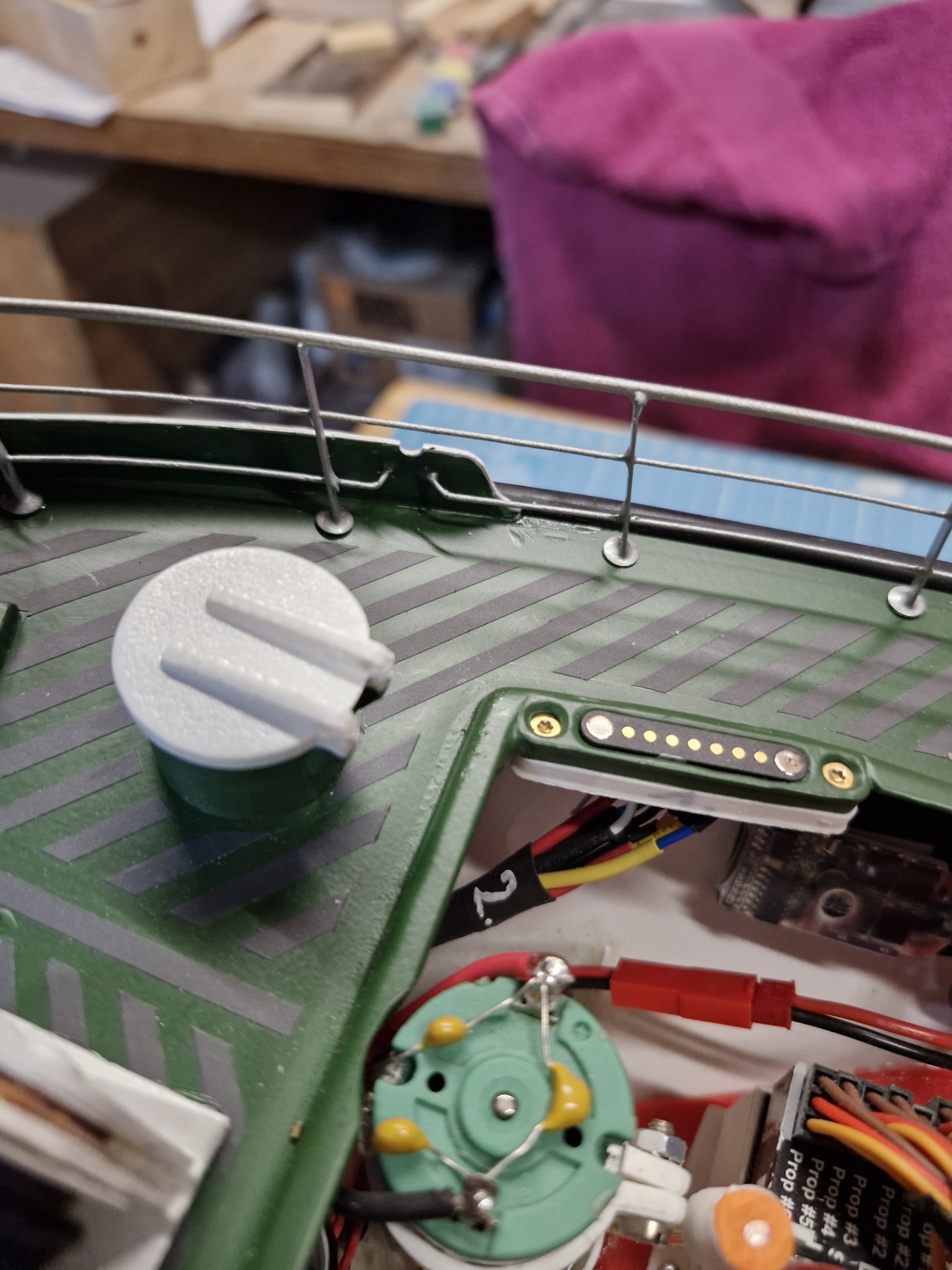 Die Reling montiert mit Schürtze, der Rumpf ist damit komplett fertig