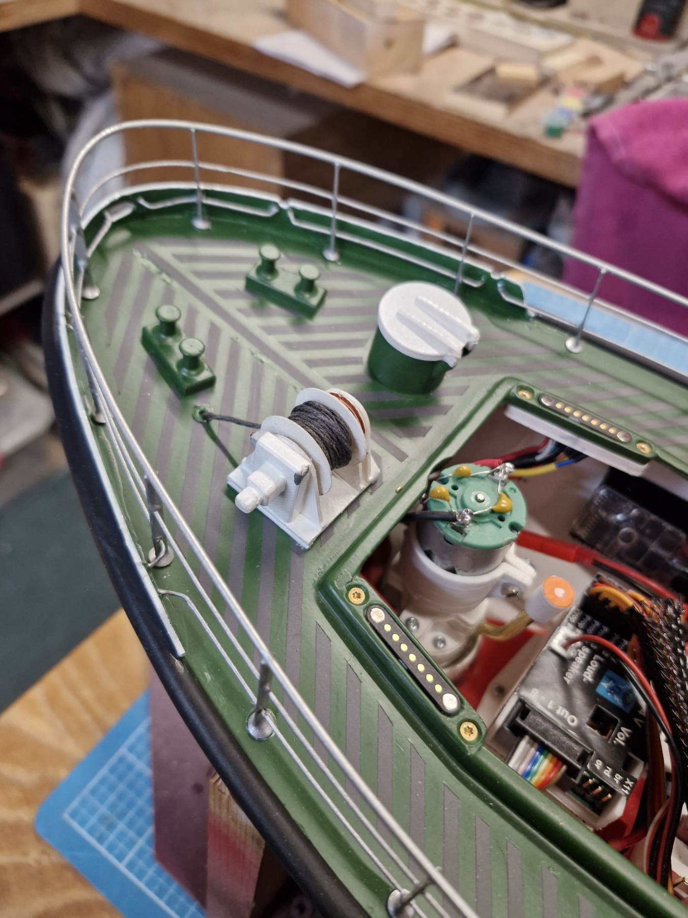 Die Reling montiert mit Schürtze