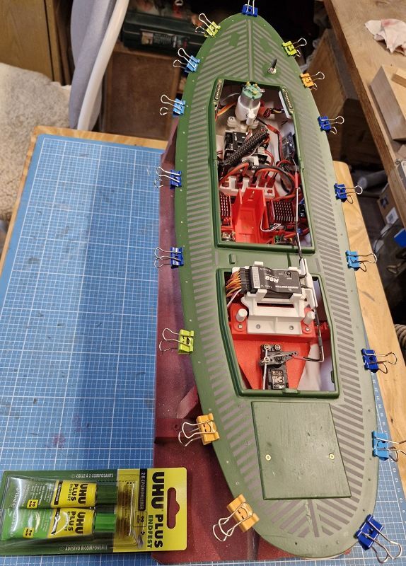 Verkleben des Decks mit UHU PLUS 90 Minuten