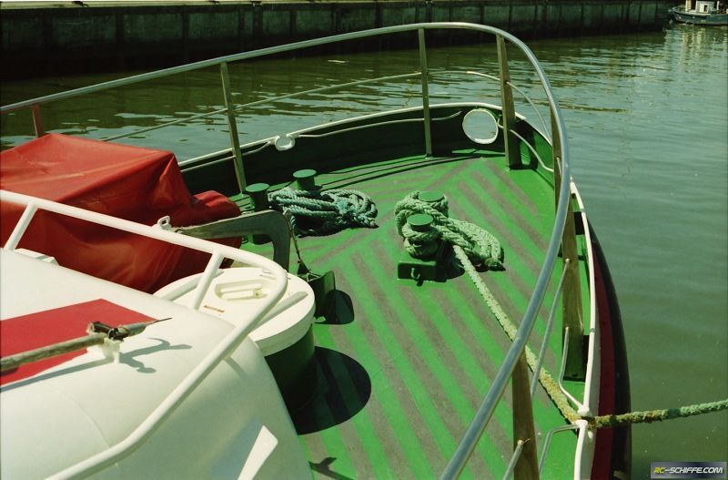 Emile Robin von 1989 mit dem roten Kreuz, mit Antirutschstreifen auf dem Deck