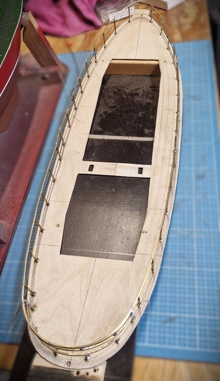 Der Relingbau auf einer Deckschablone 