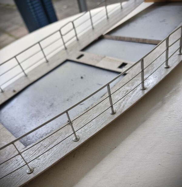 Der Relingbau auf einer Deckschablone