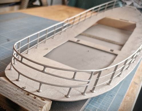 Der Relingbau auf einer Deckschablone