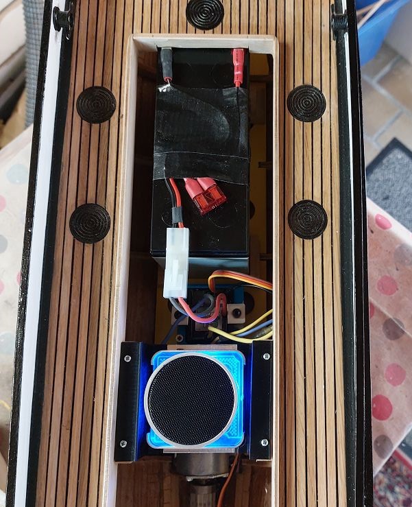 Batterie und Lautsprecher mit Verstärker