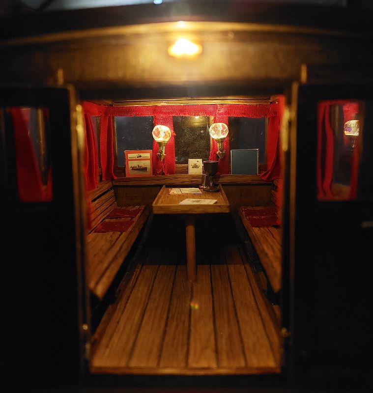 Salon mit Beleuchtung von hinten