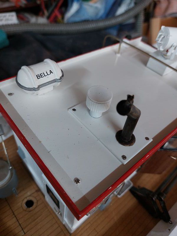 Steuerhausdach mit Lüfter, Auspuff und Rettunsinsel