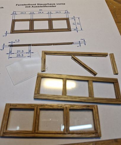 Fertige Fensterfront für hinten und vorne mit Echt- Glas in 0,8 mm (aus Diarahmen)