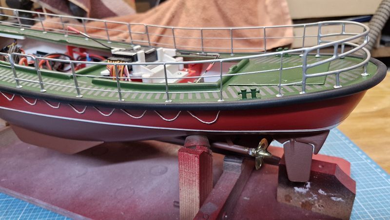 Der Relingbau auf dem Deck montiert