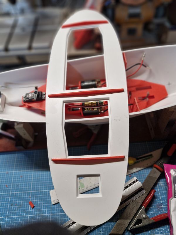 Das Deck mit verstärkung an der Unterseite