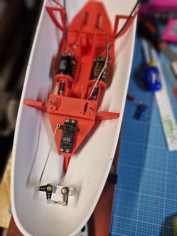 Die 3D-Druck- Einbauten mit den zwei 500er Motoren mit 45 Tuns ca. 8000 U/min und Rudermaschine