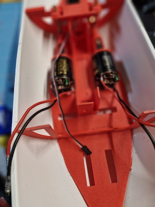 Die 3D-Druck- Einbauten mit den zwei 500er Motoren mit 45 Tuns