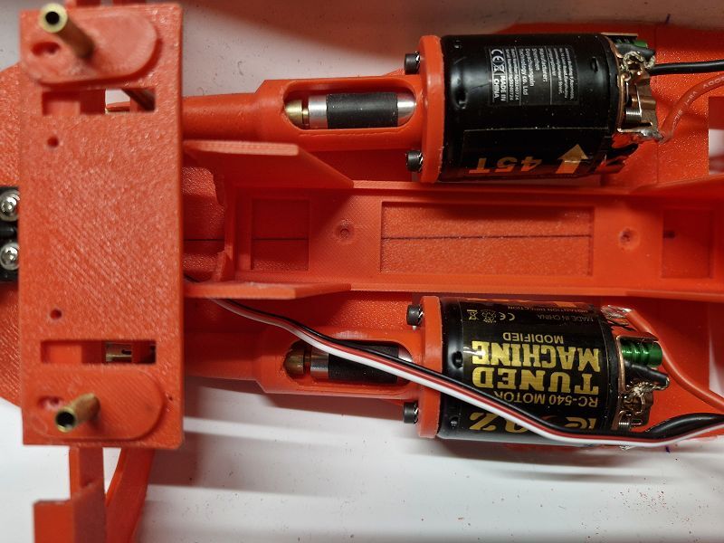 Die 3D-Druck- Einbauten mit den zwei 500er Motoren mit 45 Tuns