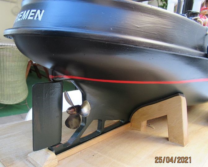 Heckansicht mit Messingschraube