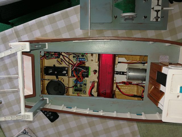 blick auf die Elektronic, Servo, Nebelhorn, Memoryschalter, LiPo Akku, Motor