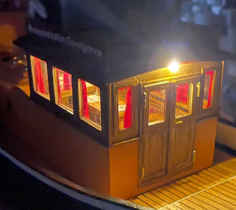 Salon von aussen mit Beleuchtung