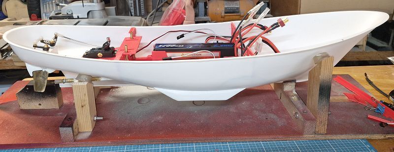 Das Modell auf meinen alten Montageständer, den habe ich schon für mindestens 15 Modelle verwendet