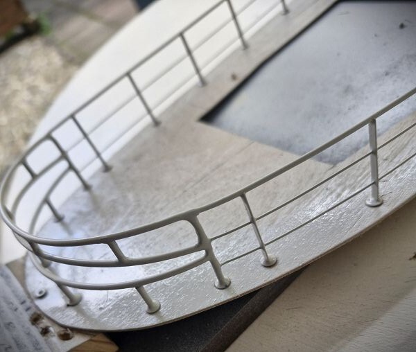 Der Relingbau auf einer Deckschablone