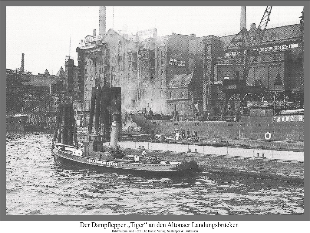 Im Bild ist der Schleppdampfer „Tiger" an den Altonaer Landungsbrücken zu sehen. Im Hintergrund liegen der Kohlenhof der Firma Haniel und die Lagerhäuser Wilhelm Hauschildt und J. P. Lange Söhne. Zwischen dem Ponton und dem Kohlendampfer „Franz Haniel" verholt Motorschlepper ,,Emil Körner" die Kohlenschuten.